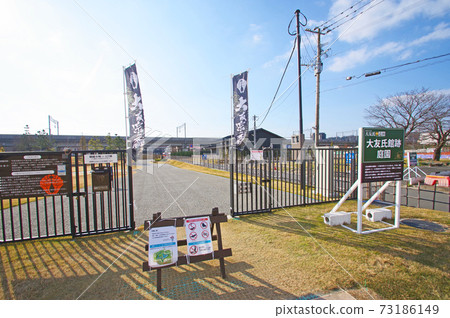 大友市的建築物破壞了大分市作為國家指定歷史遺跡進行修復和維護的花園 73186149