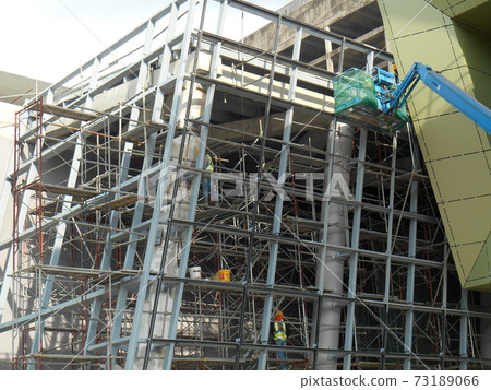 MALACCA, MALAYSIA -MAC 29, 2017: Construction workers used metal scaffolding when working at height at the construction site. They are required to wear the necessary safety equipment to do so.  73189066