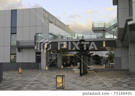 Evening view of the 2nd floor corridor of Haneda Innovation City, an international industrial base 73189493