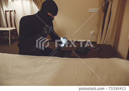 Intrusion of a burglar in a house inhabited 73193411