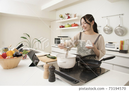 廚房女人做飯 廚房女人做飯 73194570