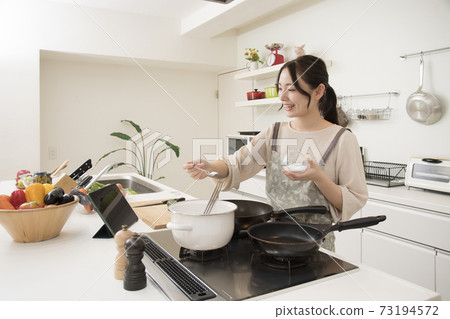 廚房女人做飯 廚房女人做飯 73194572