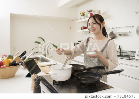 廚房女人做飯 廚房女人做飯 73194573