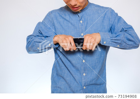 A man who hits his smartphone with anger A man who hits his smartphone with anger 73194908