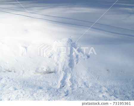 A humanoid who fell into the snow during a snowshoe hike in Kamikochi 73195361