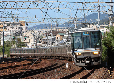 223系列在櫻花淑女川車站附近快速行駛 73195749