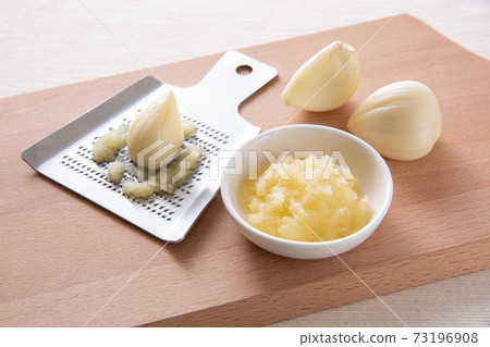 Image of grated garlic 73196908