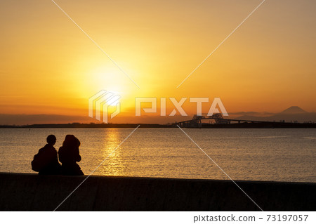 Silhouette of a couple looking at the Tokyo Gate Bridge at sunset Silhouette of a couple looking at the Tokyo Gate Bridge at sunset 73197057