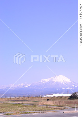 Oyama towering under the clear sky 73197207