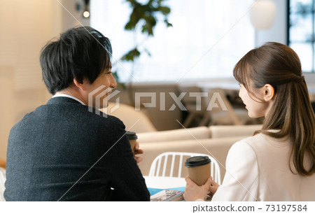 婚姻中的男人和女人 婚姻中的男人和女人 73197584