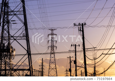 輸電線路和電線桿在黃昏時的剪影 73197664