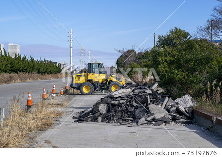 Wheel loader and pile of rubble 73197676