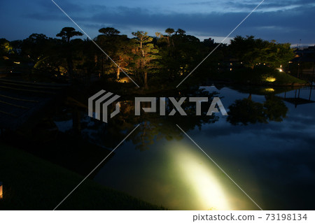 A walk in the four seasons Spring Korakuen 73198134