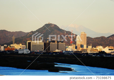 日本的秋天，岐阜縣大垣市，住田市一谷城堡，金華山岐阜城堡，三嶽山從城堡塔上眺望長良川 73198675