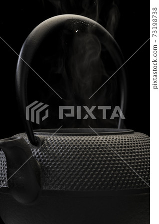 Boil water in an iron kettle 73198738