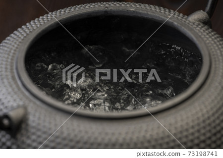 在鐵瓶中煮沸水 73198741