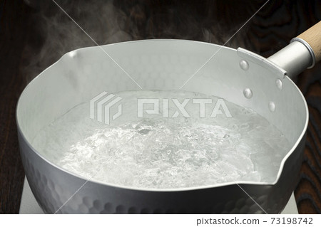 在鍋裡煮熱水 73198742