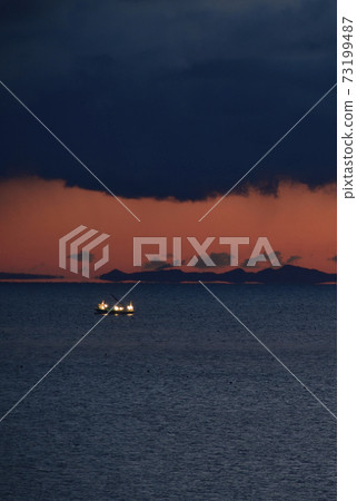 Photographing the morning scenery of a scallop fishing boat off the coast of Otoshibe, Yakumo-cho, Hokkaido in winter Photographing the morning scenery of a scallop fishing boat off the coast of Otoshibe, Yakumo-cho, Hokkaido in winter 73199487
