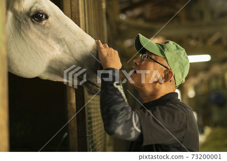 一個男人養一匹馬 73200001