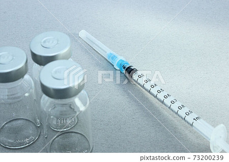 [Thumbnails of vaccination / vaccine related articles] Vaccine vials and syringes 73200239