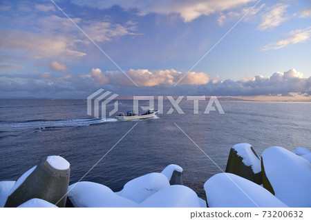 拍攝冬季從北海道八雲町大內部漁港垂釣的漁船的早晨景色 拍攝冬季從北海道八雲町大內部漁港垂釣的漁船的早晨景色 73200632