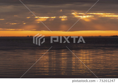 朝陽從北海道的能木半島升起 73201247