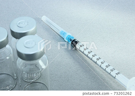 [Thumbnails of vaccination / vaccine related articles] Vaccine vials and syringes 73201262