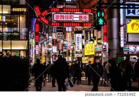 日本的東京都市風景緊急申報。東京的感染人數是2,447,是有史以來最高的。歌舞uki町... = 1月7日 日本的東京都市風景緊急申報。東京的感染人數是2,447,是有史以來最高的。歌舞uki町... = 1月7日 73201492