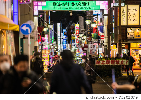 日本的東京都市風景緊急申報。東京的感染人數是2,447，是有史以來最高的。歌舞uki町... = 1月7日 73202079