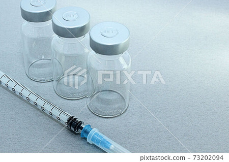 [Thumbnails of vaccination / vaccine related articles] Vaccine vials and syringes 73202094