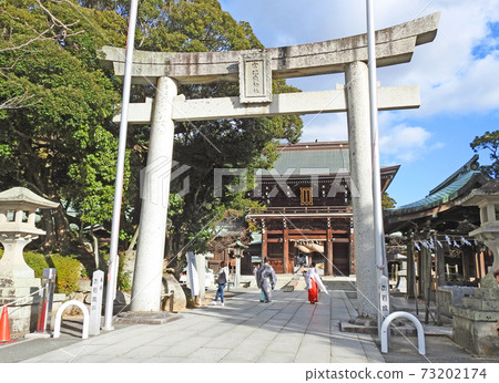 Miyajidake Shrine Romon, which has the largest Shimenawa in Japan in Fukutsu City, Fukuoka Prefecture Miyajidake Shrine Romon, which has the largest Shimenawa in Japan in Fukutsu City, Fukuoka Prefecture 73202174