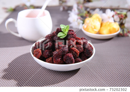 Dried bayberry 73202302