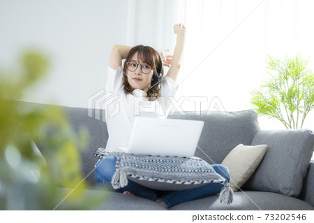 看在遠程辦公沙發上的婦女一台計算機 73202546