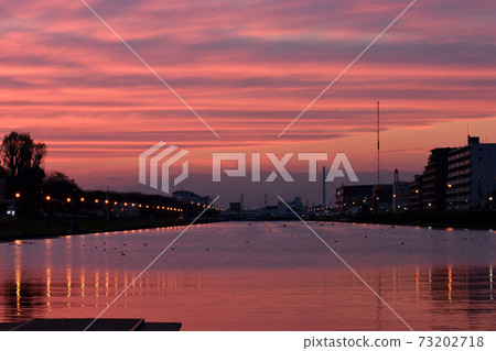 烏雲被夕陽照成紅色,燃燒成紅色 烏雲被夕陽照成紅色,燃燒成紅色 73202718