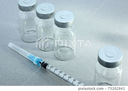 [到疫苗接種/疫苗相關文章的縮略圖中]疫苗瓶和注射器 73202841