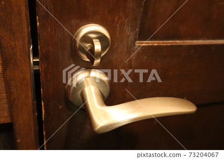 門把手和內部鑰匙把手已解鎖 73204067