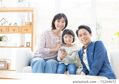 一家人坐在沙發上的全家福 一家人坐在沙發上的全家福 73204672