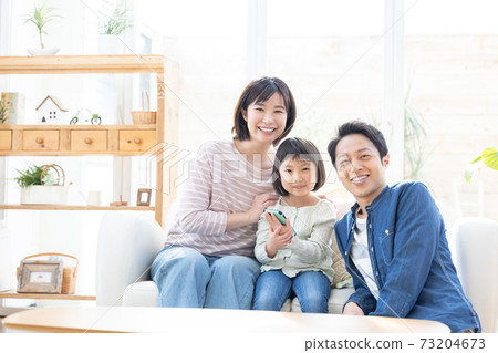 一家人坐在沙發上的全家福 73204673