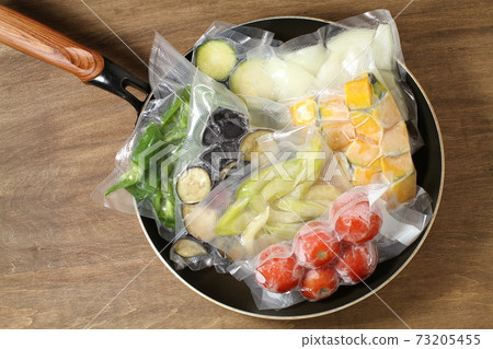 料理鼠王成分冷凍在冰箱袋中，夏季真空包裝的冷凍蔬菜 73205455