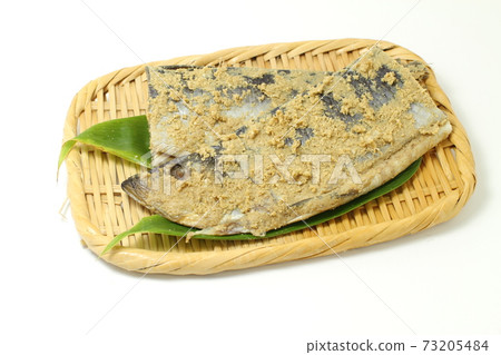 用米糠醃的魚和鯡魚的漏勺 73205484
