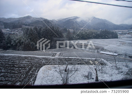 從火車窗外看到的白雪皚皚的里山 73205900