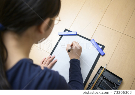 開始寫作的初中學生 開始寫作的初中學生 73206303