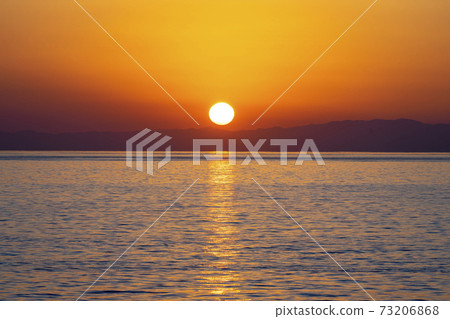 Sinking sun 73206868