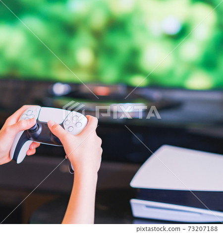 青少年玩遊戲控制器[電子競技] 73207188