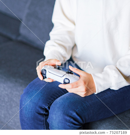 青少年玩遊戲控制器[電子競技] 73207189