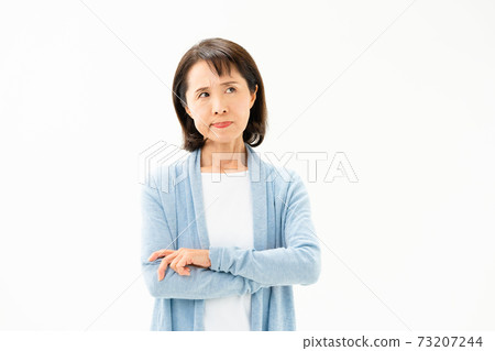 Worried senior woman 73207244