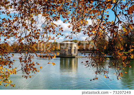 Pavilion in the middle of the Carp Pond and Fontainebleau castle in autumn Pavilion in the middle of the Carp Pond and Fontainebleau castle in autumn 73207249