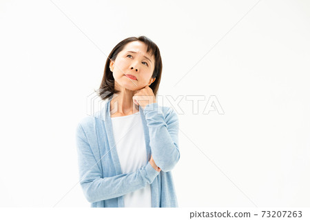 擔心的高級婦女 73207263