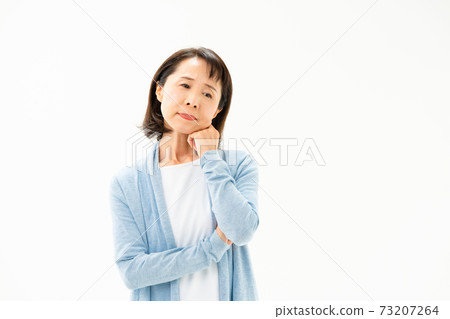 擔心的高級婦女 73207264
