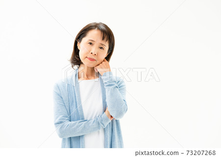 Worried senior woman 73207268